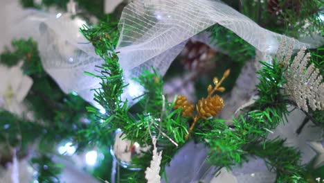 Detail-Des-Weihnachtsbaums-Mit-Lichtern-Und-Weißen-Blumen