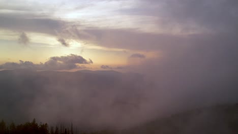 Luftstoß-über-Baumwipfel-Bei-Sonnenuntergang-Blue-Ridge-Mountains-Und-Appalachen