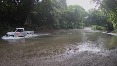 Auto-überquert-Einen-Fluss-In-Costa-Rica