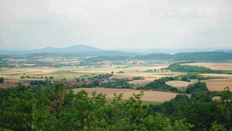 Vista-Mirando-Por-Encima-De-Los-Campos-De-Trabajo-De-Parches-En-Las-Zonas-Rurales-De-Bad-Königshofen-En-Baviera