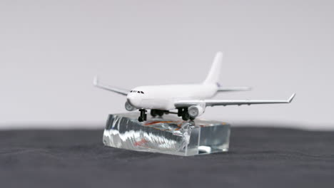 Flugzeugmodell-Weitschuss-Weißes-Flugzeug