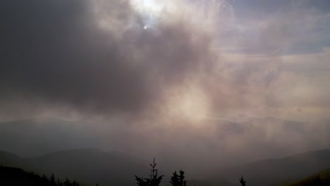 Luftstoß-über-Die-Koniferen-Und-Bäume-In-Den-Blue-Ridge-Mountains-Und-Den-Appalachen