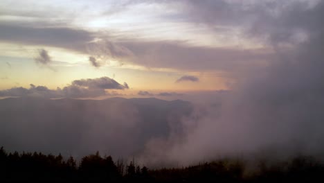 Nubes-De-Niebla-Al-Atardecer-En-La-Antena-De-La-Cordillera-De-Los-Apalaches-Y-Blue-Ridge