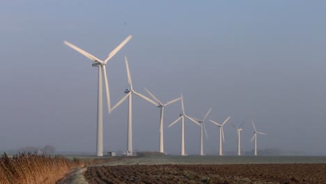 Windkraftanlagen-Auf-Landwirtschaftlichen-Flächen-In-Küstennähe