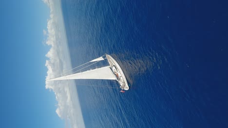 Fpv-vertikalflug-Um-Luxus-segelyacht-Auf-Blauer-Karibik-Bei-Sonnenlicht