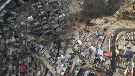 Luftaufnahme-Eines-Großen-Slums-Am-Berghang-Von-La-Paz,-Bolivianische-Straßen,-Häuser,-Autoverkehr,-Lateinamerikanische-Hauptstadt
