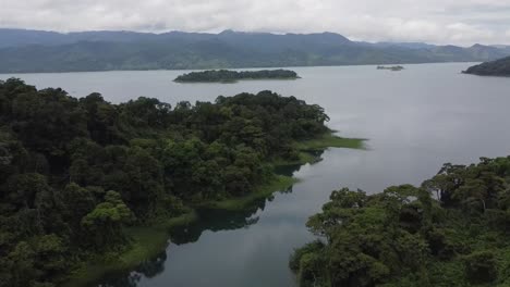 Lago-En-La-Selva-Tropical-De-Costa-Rica