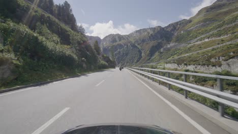 Die-Fahrt-Von-Der-Grimsel-Zum-Furkapass-Durch-Das-Berühmte-Tal-In-Den-Schweizer-Alpen