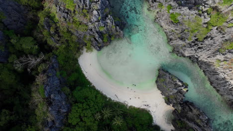 Orbit-shot-shot-of-hidden-beach-in-El-Nido,-Palawan