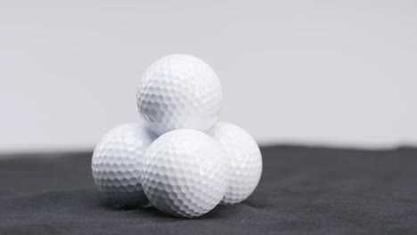 Weiße-Golfbälle-Im-Studio