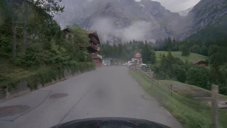 Fahrt-Von-Interlaken-Nach-Grindelwald-In-Den-Schweizer-Alpen-Bei-Strömendem-Regen