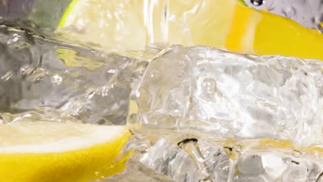 Zeitlupenaufnahme-Einer-Transparenten-Flüssigkeit,-Die-Auf-Eiswürfel-Und-Zitronenscheiben-Fällt,-Makroaufnahme