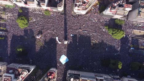 Argentinos-Celebrando-En-La-Avenida-9-De-Julio-Alrededor-Del-Obelisco-La-Victoria-Final-De-La-Copa-Mundial-De-Fútbol-2022,-Buenos-Aires