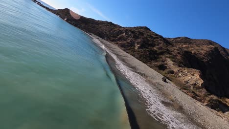 Una-Perspectiva-Rápida-De-Vuelo-Bajo-Sobre-Las-Playas-Rocosas-En-La-Isla-Catalina-De-California