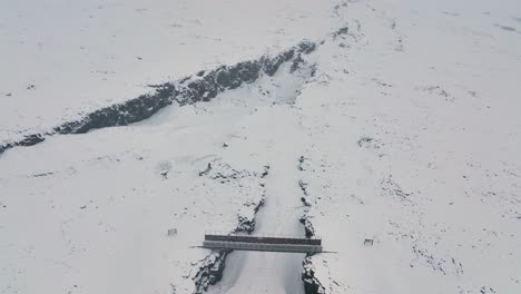Aufgang-An-Der-Brücke-Zwischen-Den-Kontinenten-Während-Eines-Schneesturms-Auf-Der-Halbinsel-Reykjanes,-Südisland