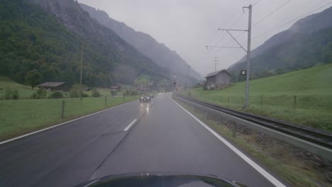 Conduciendo-De-Interlaken-A-Grindelwald-En-Los-Alpes-Suizos-Bajo-Una-Lluvia-Torrencial