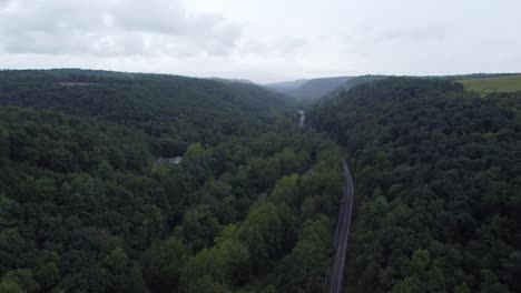 Vista-De-Pájaro-A-Una-Carretera-Rural-De-Pensilvania-En-Un-Bosque