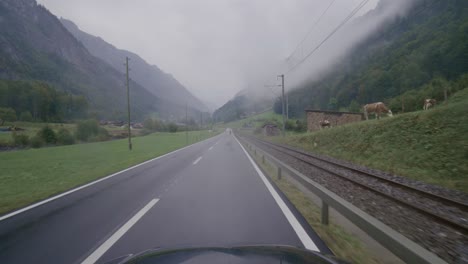 Fahrt-Von-Interlaken-Nach-Grindelwald-In-Den-Schweizer-Alpen-Bei-Strömendem-Regen