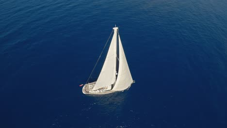 Weiße-Luxusyacht-Der-Auster-82,-Die-Auf-Blauem-Ozeanwasser-Mit-Horizont-Im-Hintergrund-Segelt
