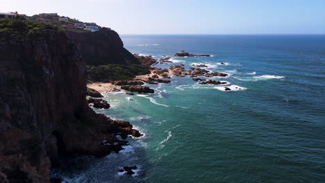 Natural-scenery-of-rugged-cliffs-and-stunning-coastline-at-Knysna-Heads