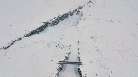 Schneebedeckte-Landschaft-An-Der-Brücke-Zwischen-Den-Kontinenten-Auf-Der-Halbinsel-Reykjanes,-Südisland