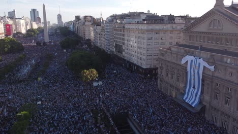 Verrückte-Menge-Argentinischer-Fußballfans,-Die-In-Der-Avenue-Des-9.-Juli-Den-Erfolg-Der-Weltmeisterschaft-2022-Feiern,-Buenos-Aires