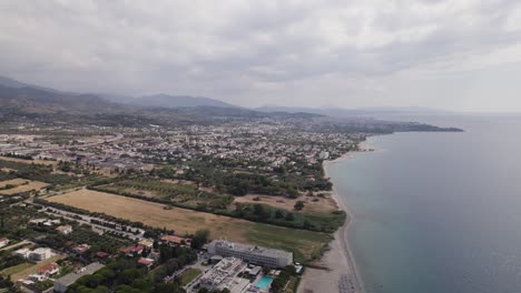 Drone-Ver-La-Playa-Costera-De-Patras,-Grecia