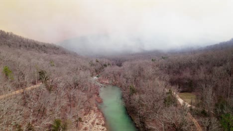 Incendio-Forestal-Sobre-Un-Río-Drone-Imágenes