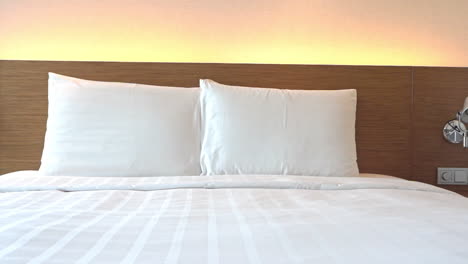 Schwenken-Sie-über-Ein-Hotelbett-Mit-Einem-Hölzernen-Kopfteil-Und-Zwei-Aufgestellten-Kissen