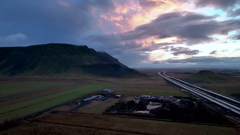 Espectacular-Amanecer-Sobre-La-Ciudad-De-Olfus-Cerca-De-La-Carretera-De-Circunvalación-En-El-Sur-De-Islandia-Con-Paisaje-Montañoso-En-El-Fondo