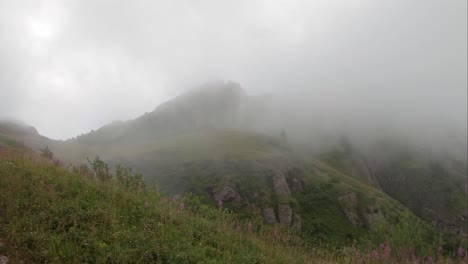 Mysteriöse-Berge-Versteckt-Im-Nebel-Blick-Von-Der-Zahnradbahn-Brienz-Rothorn,-Schweiz