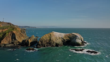 San-Francisco-California-Aerial-V121-Flyover-Rodeo-Cove,-Das-Wunderschöne-Marine-Küstenlandzungen-Und-Eine-Vogelinsel-Mit-Einem-Schwarm-Von-Seevögeln-Einfängt,-Die-über-Das-Wasser-Fliegen-–-Aufgenommen-Mit-Mavic-3-Cine-–-Mai-2022