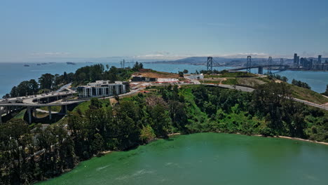 San-Francisco-California-Aerial-V102-Drone-Flyover-Yerba-Buena-Island-Erfasst-Bay-Bridge-Und-Das-Stadtbild-Der-Innenstadt-Entlang-Der-Skyline-über-Dem-Wasser-Tagsüber-–-Aufgenommen-Mit-Mavic-3-Cine-–-Mai-2022