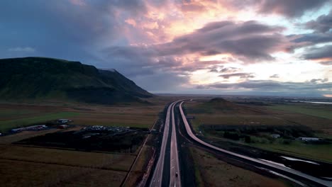 Cielo-Nublado-Al-Atardecer-Sobre-La-Ruta-1-En-El-Sur-De-Islandia-Con-La-Ciudad-De-Selfoss-Como-Telón-De-Fondo