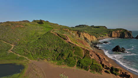 San-Francisco-California-Aerial-V119-Low-Fly-Entlang-Des-Rodeo-Beach-In-Richtung-Vogelinsel,-Die-Marine-Küstenlandzungen-Und-Die-Wunderschöne-Landschaft-Des-Pazifischen-Ozeans-Einfängt-–-Aufgenommen-Mit-Mavic-3-Cine-–-Mai-2022