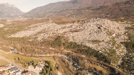 Gleitschirmfliegen-über-Täler-In-Den-Bergen-Des-Trentino-Italien-Am-Frühen-Morgen