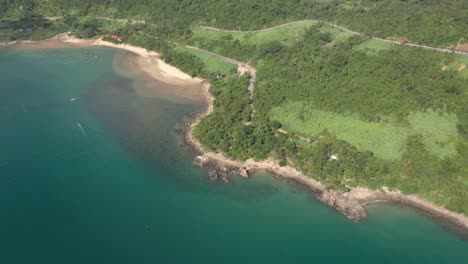 Drone-Volando-Sobre-La-Hermosa-Costa-Con-Agua-Azul-Cristalina-Y-Pequeños-Barcos-De-Pesca-Y-Pescadores-En-El-Sudeste-Asiático