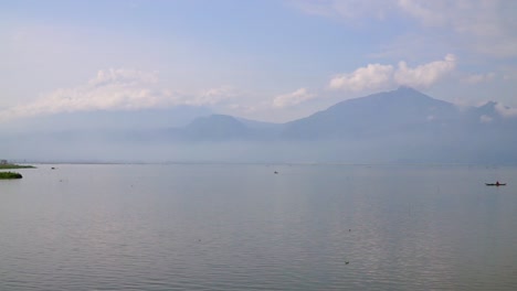 Lago-Con-Montaña-Al-Fondo-En-Rawa-Pening,-Ambarawa,-Indonesia