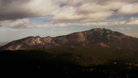 Luftdrohnenaufnahme-Der-Schönheit-Des-Bucegi-Gebirges-Rumänien