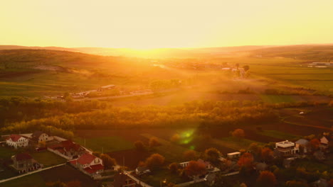 Dramatischer-Blick-Auf-Den-Sonnenuntergang-Unter-Dem-Horizont-Während-Der-Goldenen-Stunde-In-Der-Republik-Moldau