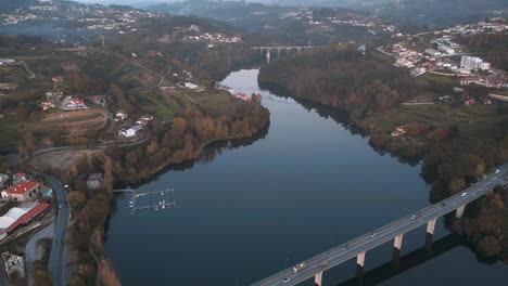 Luftaufnahme-Des-Flusses-Und-Der-Brücken,-Die-Die-Bevölkerung-Verbinden