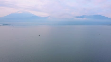 Barco-De-Pesca-En-La-Distancia-Cruzando-Lentamente-El-Lago-Rawa-Pening-En-Indonesia