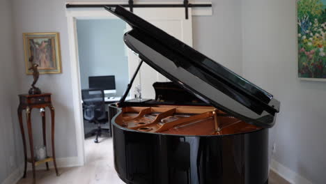 -Close-view-of-the-piano-table