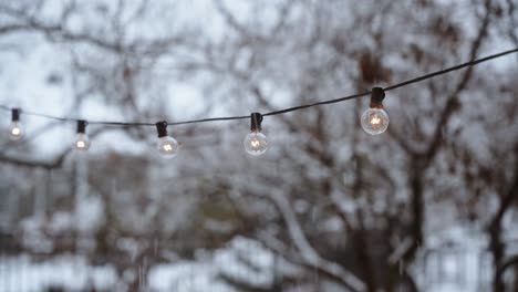 Weihnachtsbeleuchtung-Außerhalb-Eines-Hauses-An-Einem-Verschneiten-Tag-Mitten-Im-Winter,-Wenn-Schnee-Fällt