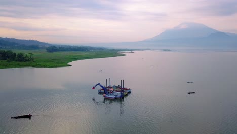 Fischerkanu,-Das-Langsam-An-Baggerboot-Vorbeischwimmt,-Rawa-Pening-See,-Indonesien