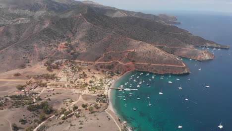 Breathtaking-aerial-of-Catalina-Island-marina-bay-beach-on-California-coastline