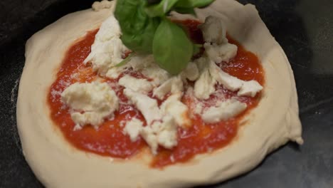Pizza-Margherita-Zubereiten-2-2-4k