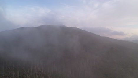 Steigt-In-Die-Wolken-Mit-Mt-Mitchell-Nc,-North-Carolina-Im-Hintergrund