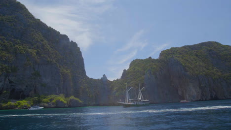 Boote-Am-Rande-Der-Phi-Phi-Inseln-In-Thailand