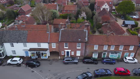 Sideways-Slider-Aerial-Drone-Shot-Von-Schönen-Alten-Dorf-Burnham-Market-Shops-Und-Häusern-An-Sonnigen-Und-Bewölkten-Tagen-North-Norfolk-UK
